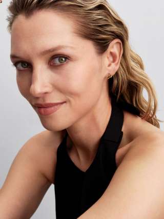 Cercei rotunzi mici cu inimă cu formă organică 