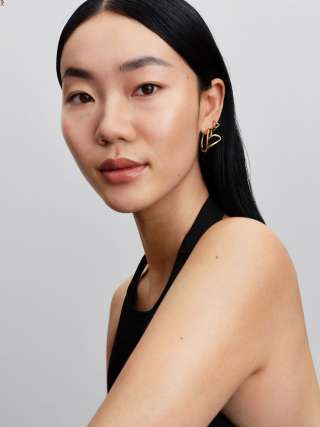 Cercei rotunzi mici cu inimă cu formă organică 