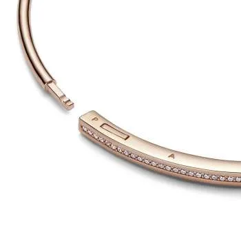 Жесткий браслет Pandora Signature с камнями в закрепке «паве» 