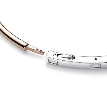 Двухцветный браслет бэнгл Pandora Signature I-D паве 