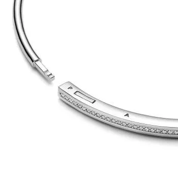 Жесткий браслет Pandora Signature с камнями в закрепке «паве» 