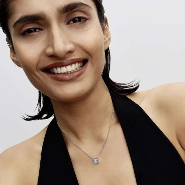 Colier la baza gâtului cu pandantiv halo 