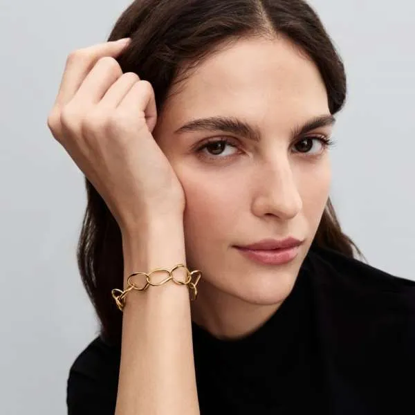 Органично оформленный браслет с кольцами 