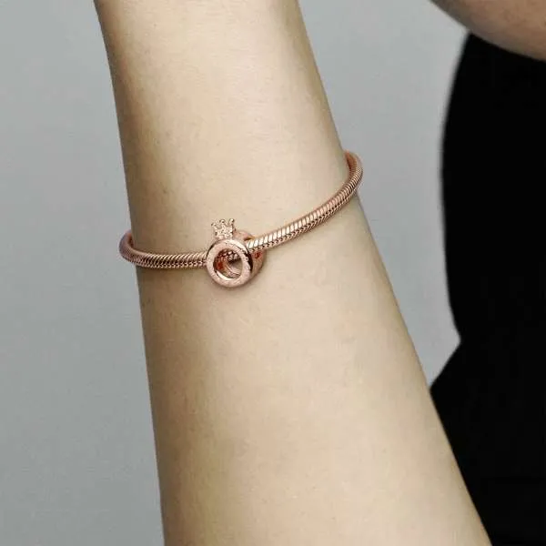 Talisman O cu coroană și logo-ul Pandora
