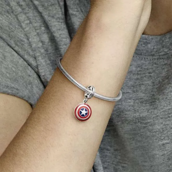 Talisman de tip pandantiv cu scutul lui Captain America din The Avengers de la Marvel 