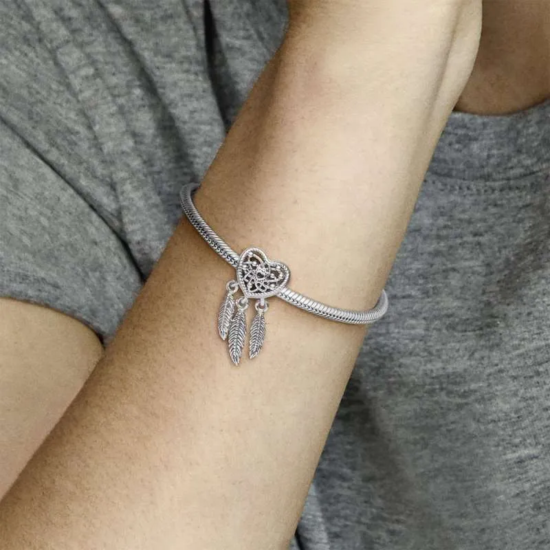 Talisman de tip dreamcatcher cu trei pene și inimioară cu structură dantelată