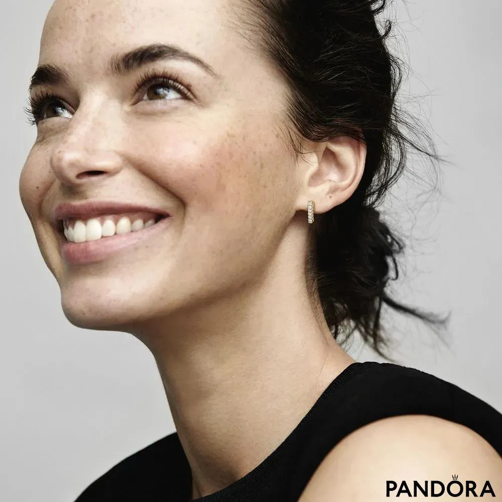 Cercei cu șurub sub formă de bară cu un rând de pietre pavé Pandora Timeless