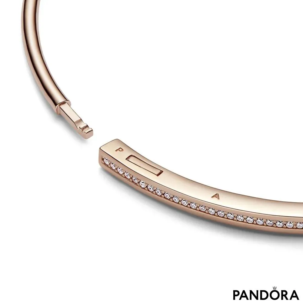 Жесткий браслет Pandora Signature с камнями в закрепке «паве»