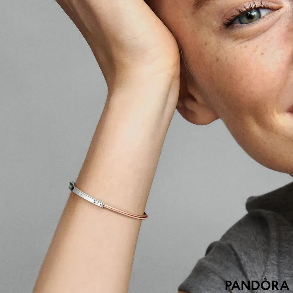 Двухцветный браслет бэнгл Pandora Signature I-D паве