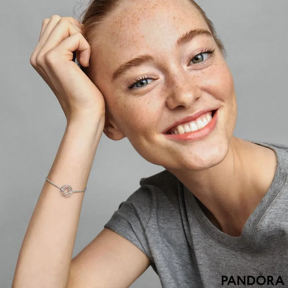 Браслет-цепочка Pandora Signature паве с двухцветным логотипом