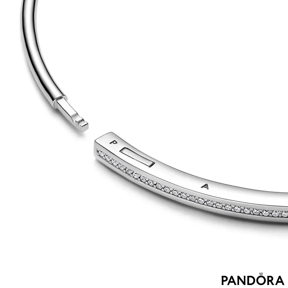 Жесткий браслет Pandora Signature с камнями в закрепке «паве» 