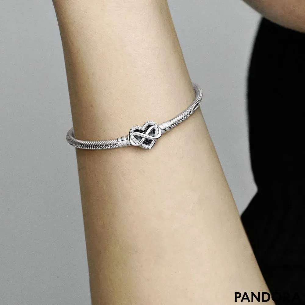 Brățară tip lănțișor clasic cu închizătoare sub formă de inimioară strălucitoare Pandora Moments Infinit