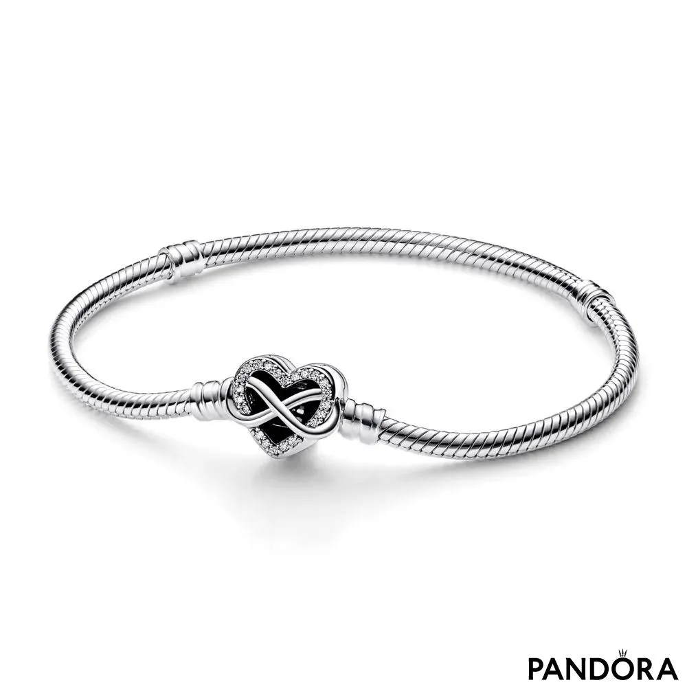 Brățară tip lănțișor clasic cu închizătoare sub formă de inimioară strălucitoare Pandora Moments Infinit