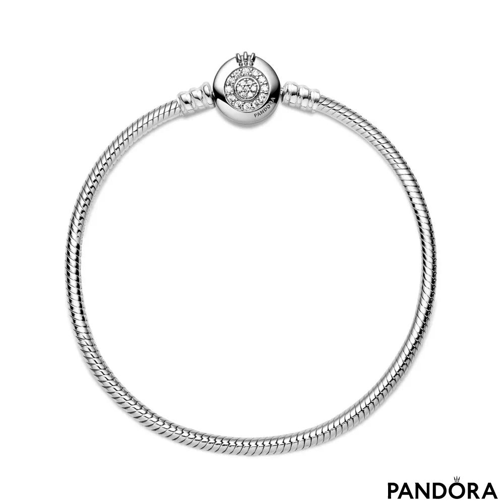 Браслет-змейка Pandora Moments со сверкающим символом в виде буквы О с короной 