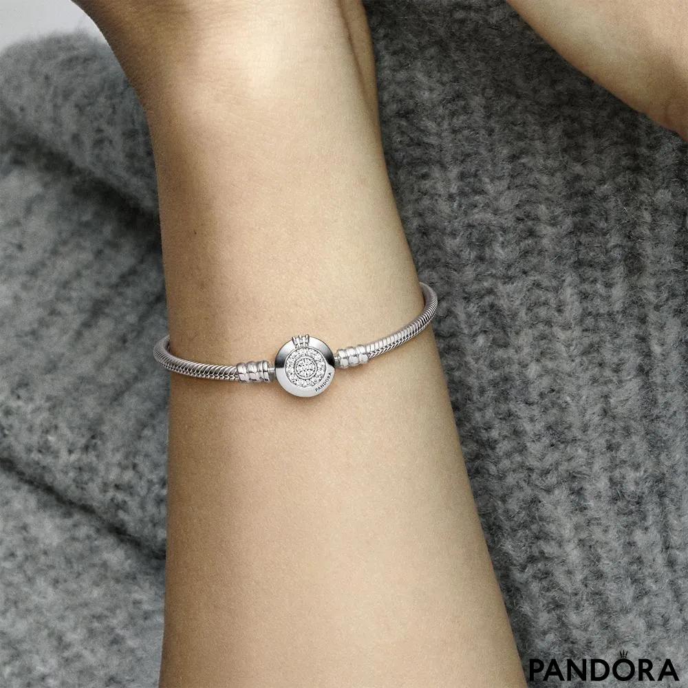 Браслет-змейка Pandora Moments со сверкающим символом в виде буквы О с короной 