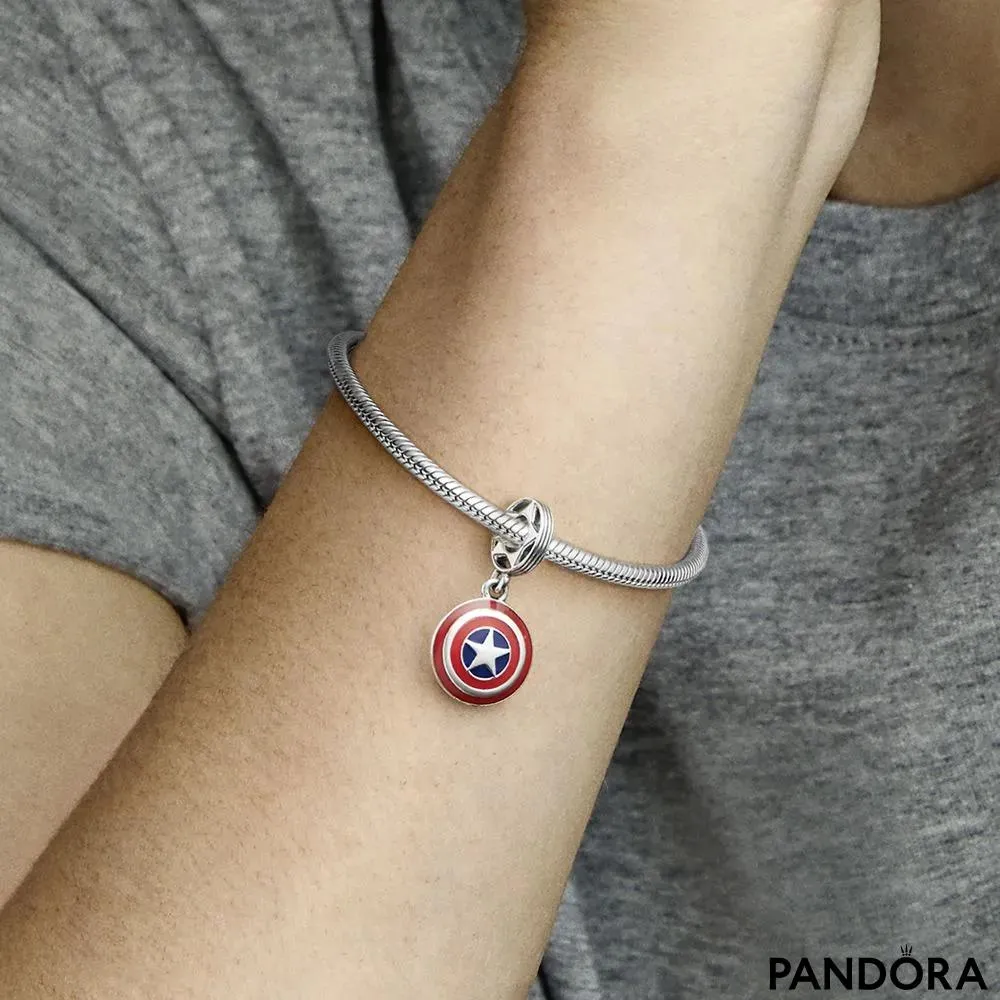 Talisman de tip pandantiv cu scutul lui Captain America din The Avengers de la Marvel 